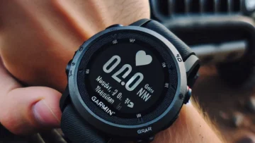 Monitor Cardíaco de Pulso com GPS Garmin Forerunner 165 Music Preto e Cinza Ardosia WW